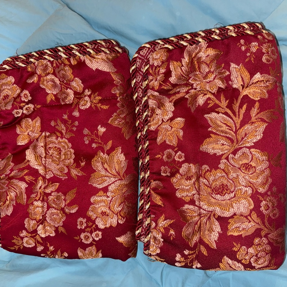 Home Collection Red Comforter with Gold Floral Jacquard - Picture 2 of 8